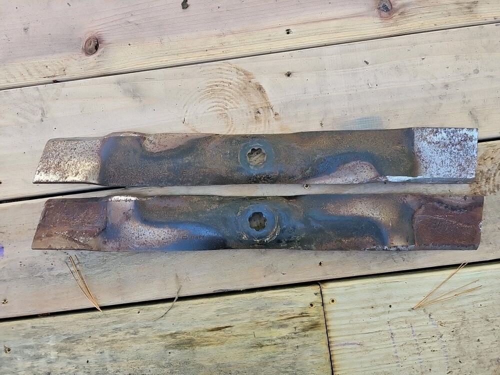 John Deere 100 Original Mower Blades 17” - GX22151